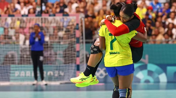 tamires araujo do brasil carrega albertina kassoma apos a angola se machucar durante partida das olimpiadas 1722690514490 v2 750x421.jpg