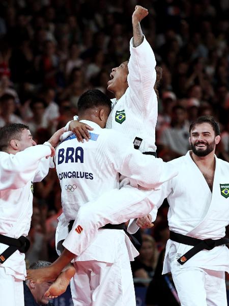 equipe do brasil comemora vitoria de rafaela silva que trouxe a medalha de bronze no judo por equipes nas olimpiadas de paris 1722699525557 v2 450x600