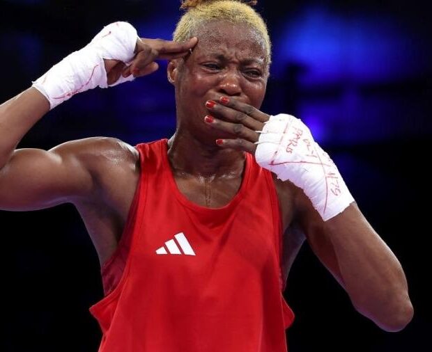 marcelat sakobi faz o simbolo em defesa ao congo apos sua derrota em paris 1722787122786 v2 900x506