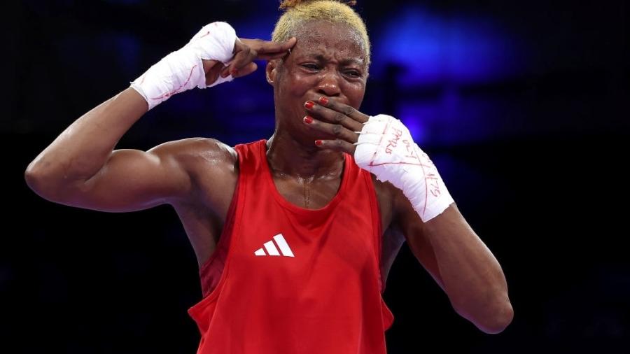 marcelat sakobi faz o simbolo em defesa ao congo apos sua derrota em paris 1722787122786 v2 900x506