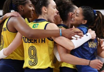 jogadoras do brasil celebram ponto sobre a polonia em jogo do volei feminino nas olimpiadas 1722802520604 v2 450x450