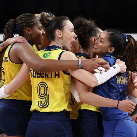 jogadoras do brasil celebram ponto sobre a polonia em jogo do volei feminino nas olimpiadas 1722802520604 v2 450x450