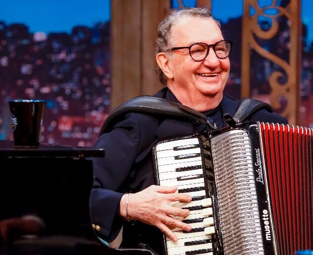 28nov2019 o musico caculinha e o convidado de hoje do programa the noite no sbt 1574957355771 v2 900x506