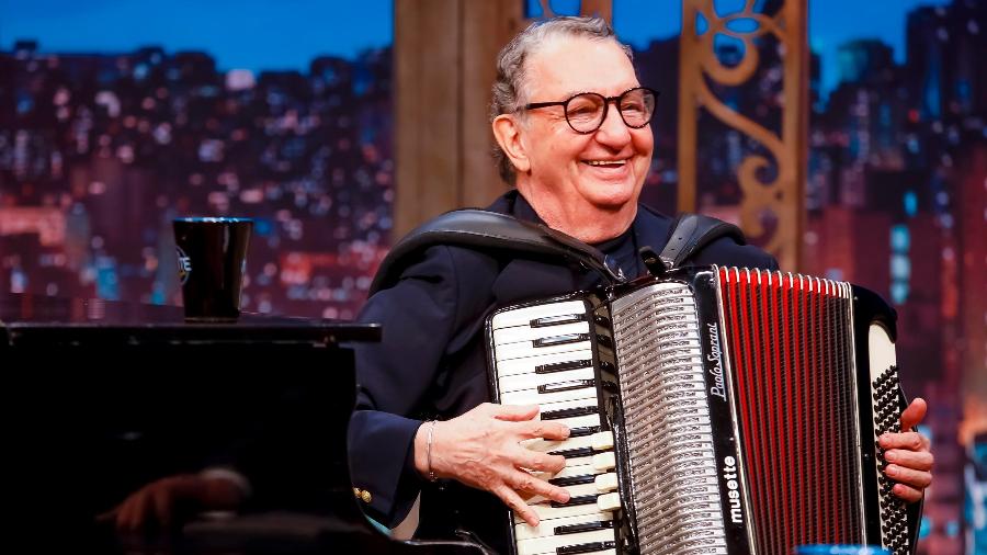 28nov2019 o musico caculinha e o convidado de hoje do programa the noite no sbt 1574957355771 v2 900x506