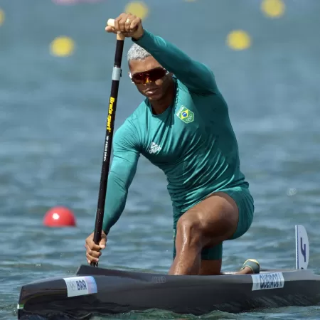 isaquias queiroz na disputa do c1 1000m nas olimpiadas de paris 1723025042786 v2 450x450.jpg