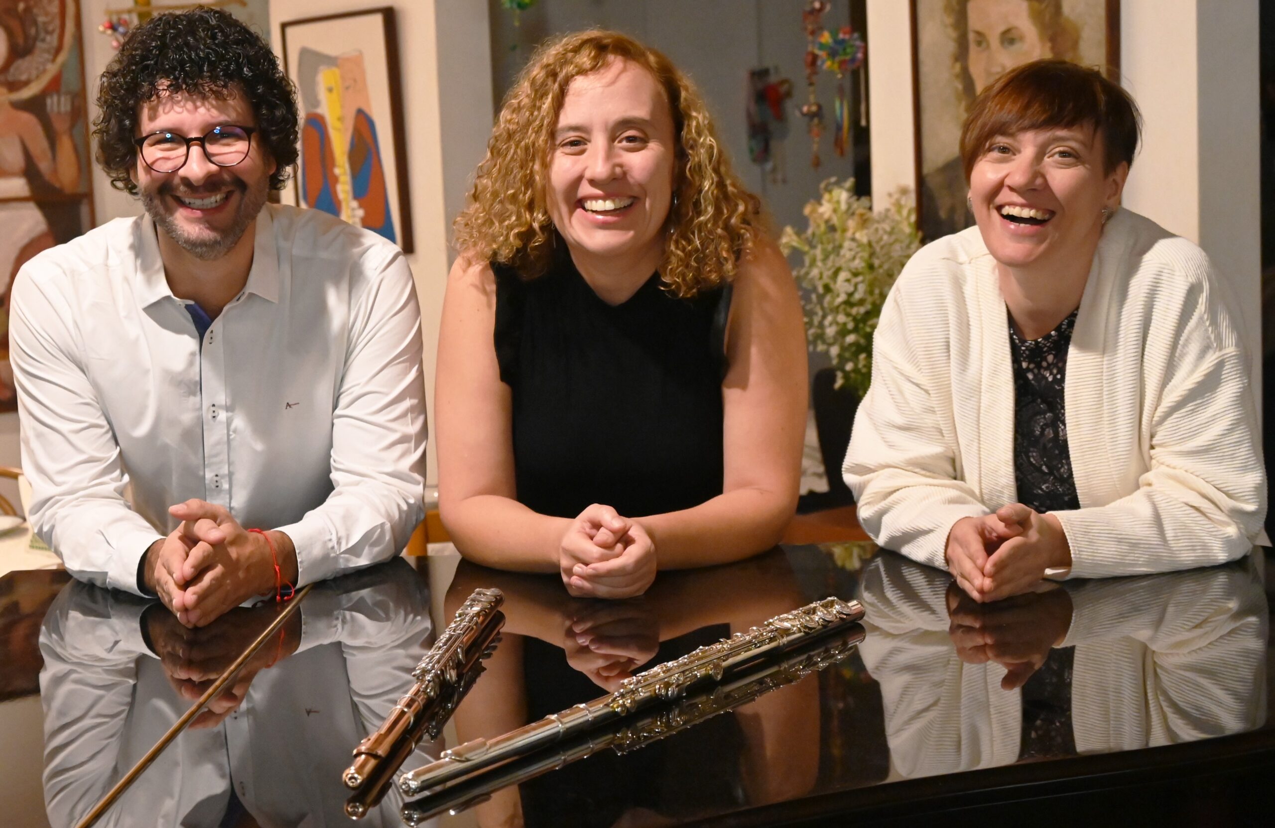 Flautistas Mechthild Bier e Thales Silva, e a pianista Joana Holanda. Crédito: Foto: Frederico de Holanda/divulgação Flautistas Mechthild Bier e Thales Silva, e a pianista Joana Holanda. Crédito: Frederico de Holanda/divulgação