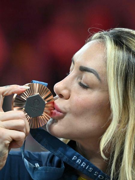thaisa beija a medalha de bronze conquistada nas olimpiadas de paris 2024 1723386184674 v2 450x600
