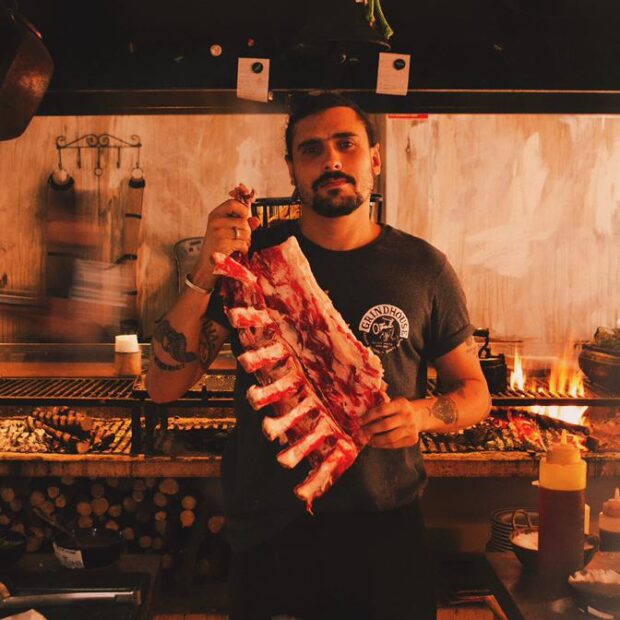Chef Santi Roig, assador e fundador da Grindhouse Braserito, em São Paulo/ Divulgação