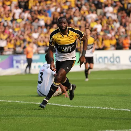 yannick bolasie comemora gol do criciuma diante do vasco pelo campeonato brasileiro 1724013530931 v2 450x450.jpg