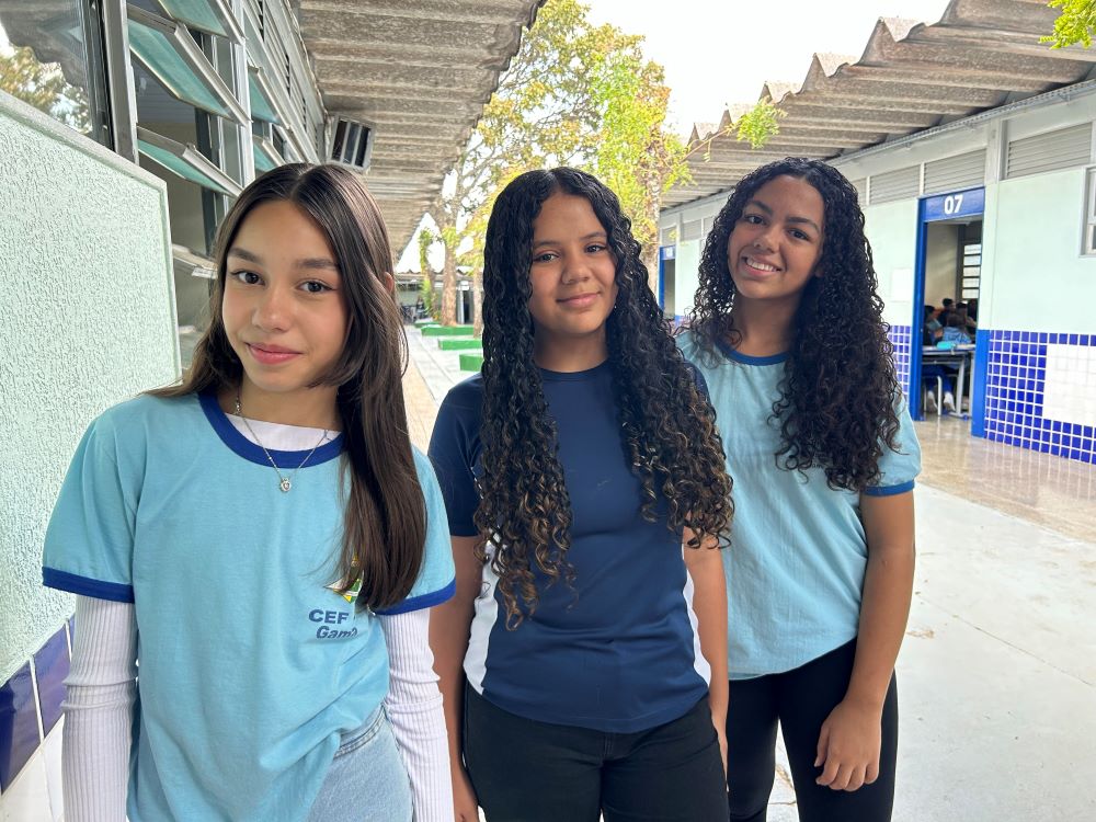 alunas do cef 03 do gama isabella de souza, 11 anos, (a esquerda); maria clara, 13 anos (no meio) e Jhemine Paola, 13 anos, (a direita) 