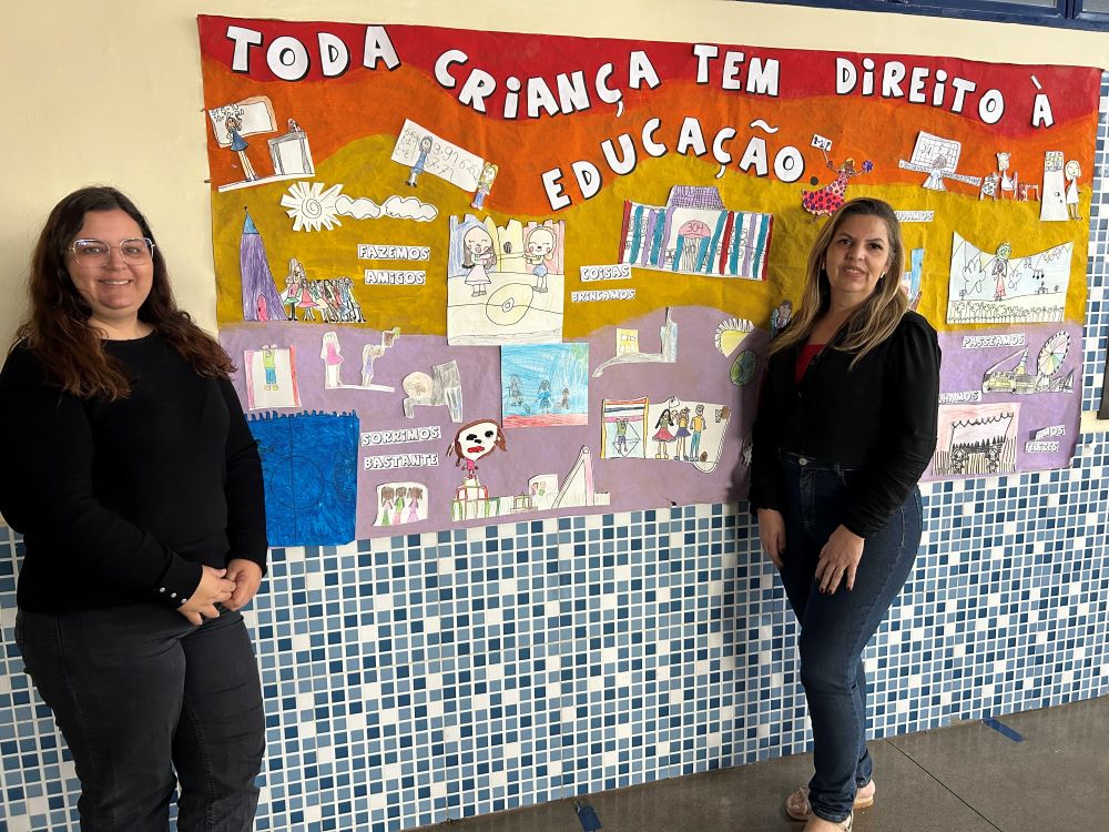 diretora da ec 304 norte, juliana ribeiro (a esquerda) e professora roberta kelly andrade