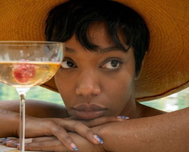 frida naomi ackie pisque duas vezes filme 2024 blink twice a geleia 950x500