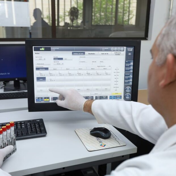 nova interface reduziu o tempo de analise dos exames de tres dias e meio para um dia e meio. foto sandro araujo agencia saude df