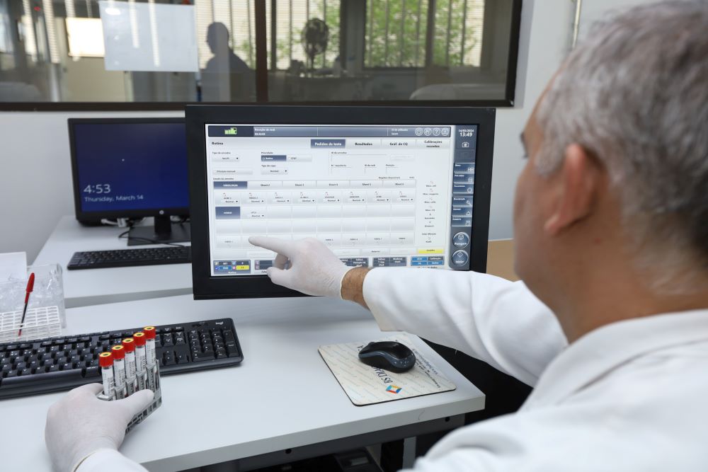 nova interface reduziu o tempo de analise dos exames de tres dias e meio para um dia e meio. foto sandro araujo agencia saude df