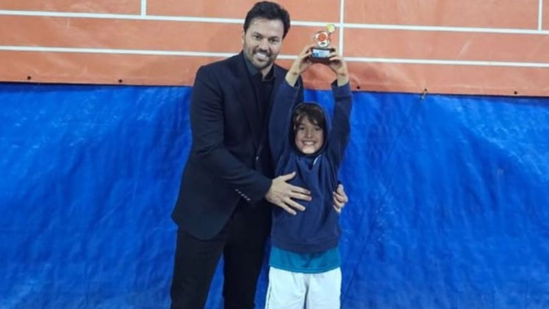 filho de patricia abravanel comove a familia ao dedicar titulo a silvio santos widelg