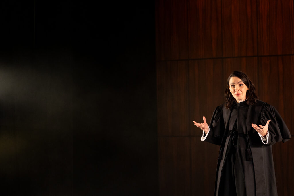 Atriz Débora Falabella, em Prima Facie. Crédito: Annelize Tozetto.