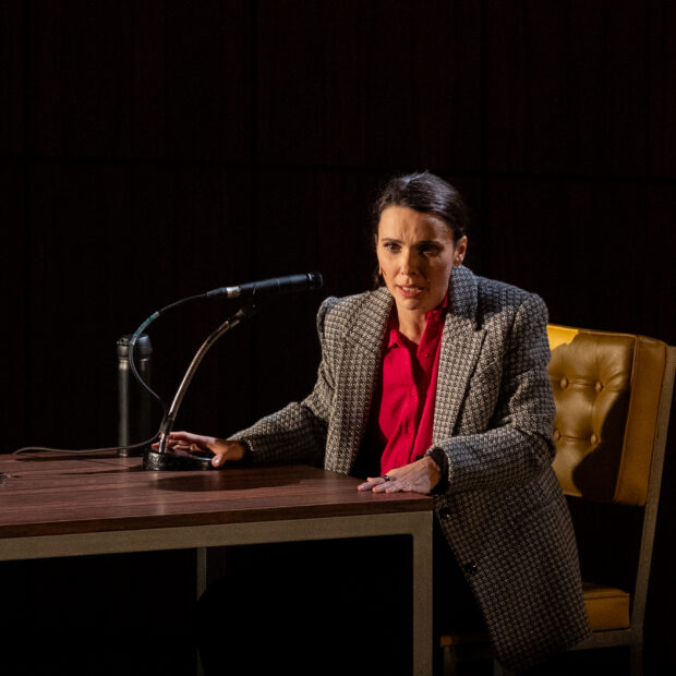 Atriz Débora Falabella, em Prima Facie. Crédito: Annelize Tozetto.