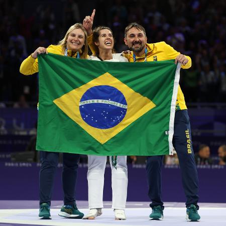 ana carolina moura celebra com os seus treinadores a conquista do ouro na categoria ate 65kg do taekwondo 1725055372732 v2 450x450