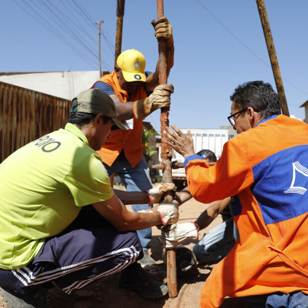 Os testes de sondagem, que incluem a coleta de amostras de solo para análise de resistência e infiltração, têm o objetivo de fornecer informações detalhadas para o desenvolvimento de projetos adequados à realidade do terreno | Foto: Lúcio Bernardo Jr./Agência Brasília