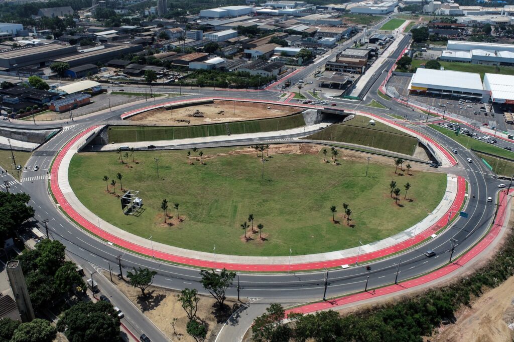 nova rotatoria entre octogonal e sudoeste esta liberada para o transito