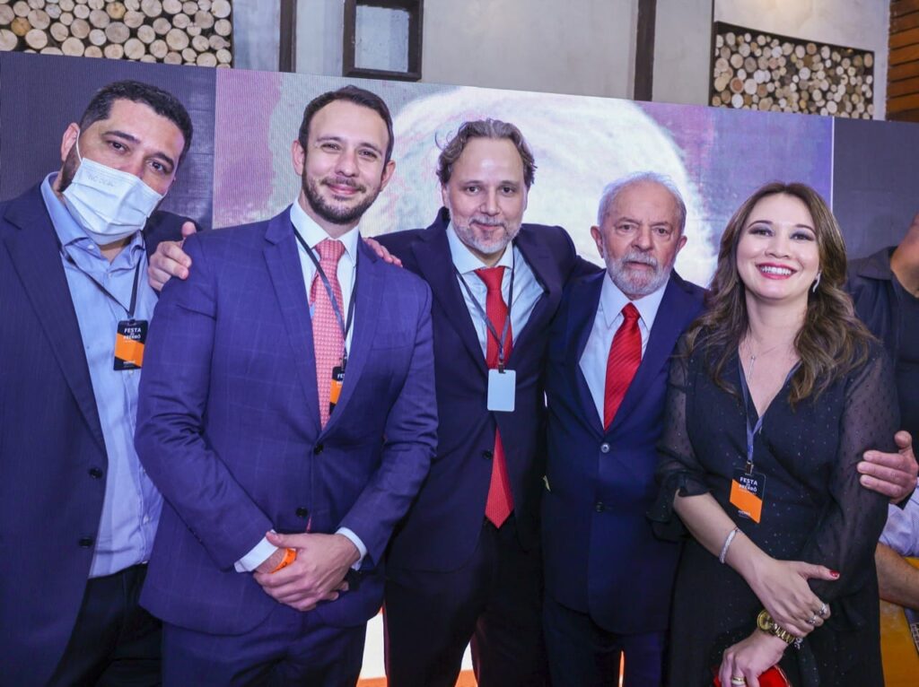 com os coordenadores do prerrogativas fabiano santos, marco aurélio de carvalho e gabriela araújo e com o presidente lula, no jantar do grupo de 2021