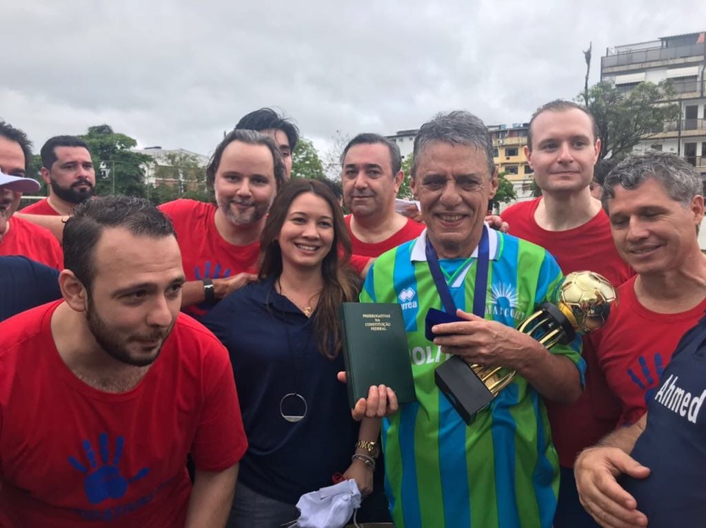 ao lado de chico buarque em jogo de confraternização entre o grupo prerrogativas e o politeama