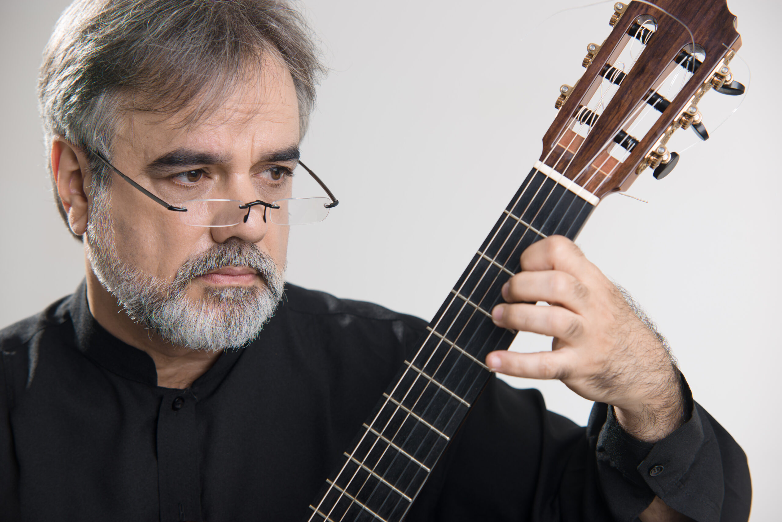 Violonista Eduardo Meirinhos. Crédito: Casa Thomas Jefferson/Divulgação