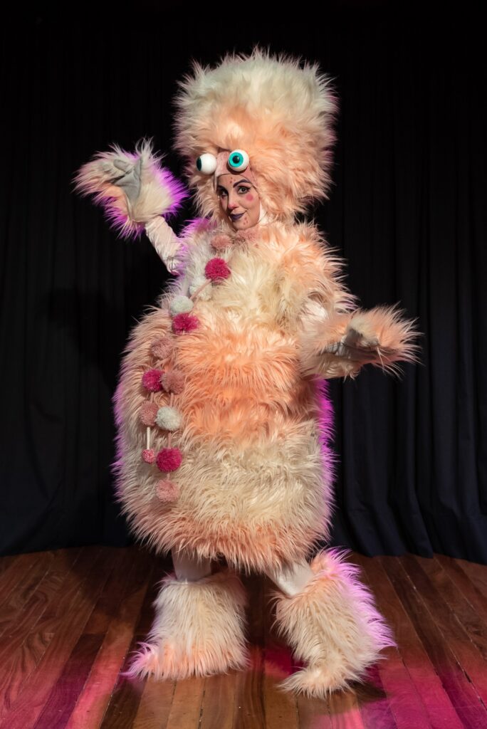 Espetáculo A Monstrinha Corajosa, da Cia Néia e Nando. Crédito: Divulgação