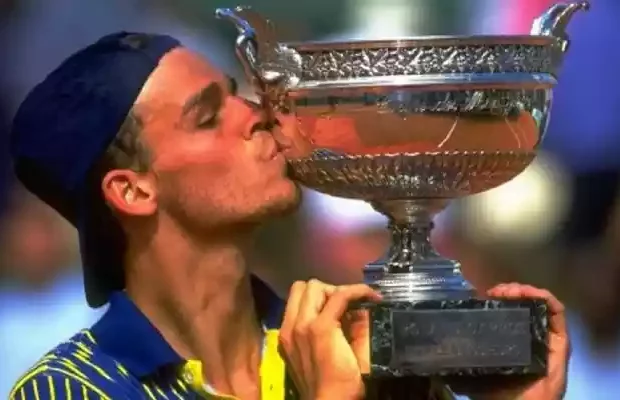 guga beija o trofeu de roland garros em 1997 1 58745