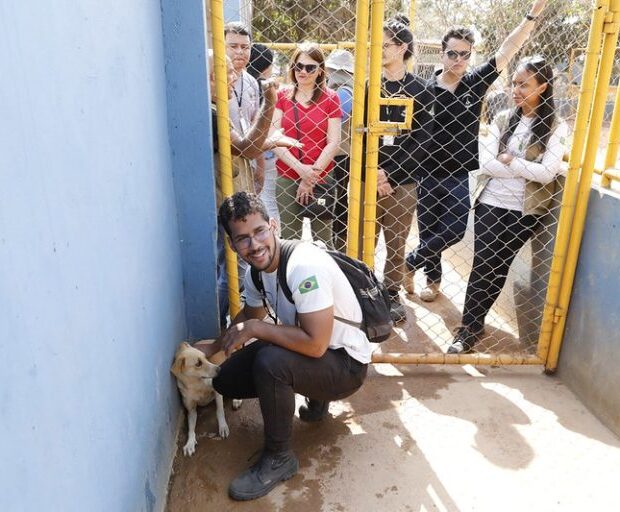 guilherme dutra durante vacinacao no abrigo. foto jhonatan cantarelle agencia saude df 1 768x512