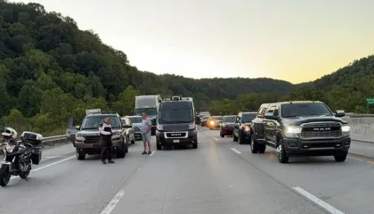 transito parado durante um tiroteio na interestadual 75 ao norte de london no kentucky eua em 7 de setembro de 2024