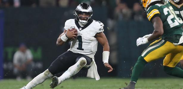 jalen hurts do philadelphia eagles escorrega durante jogo contra o green bay packers pela nfl no brasil 1725681504848 v2 615x300