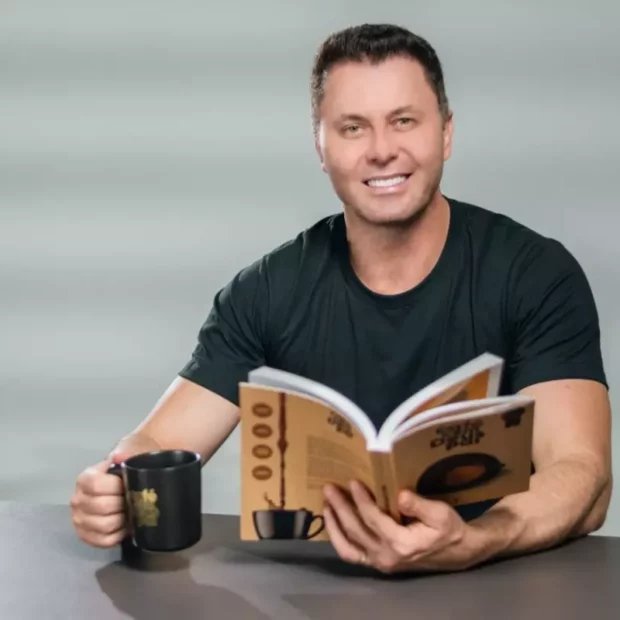 gustavo siqueira autor do best seller cafe com deus pai lanca tres novos livros e faz noite de autografos em sc whatsapp image 2022 11 03 at 13.47.17
