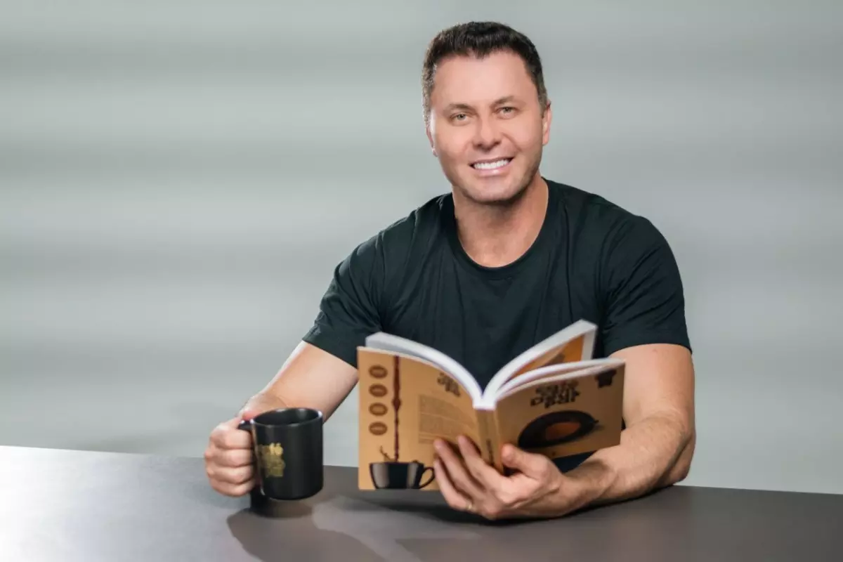 gustavo siqueira autor do best seller cafe com deus pai lanca tres novos livros e faz noite de autografos em sc whatsapp image 2022 11 03 at 13.47.17