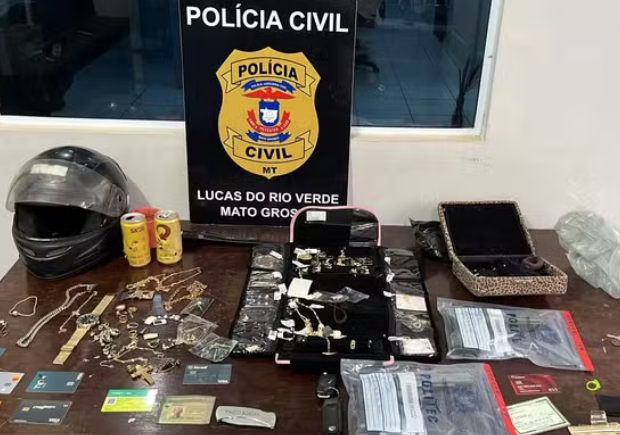 homem morto após reagir à abordagem policial, diversos materiais foram apreendidos na casa onde ele estava