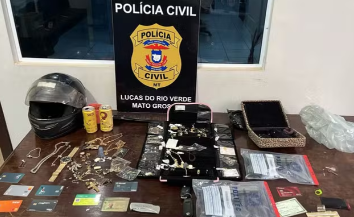 homem morto após reagir à abordagem policial, diversos materiais foram apreendidos na casa onde ele estava