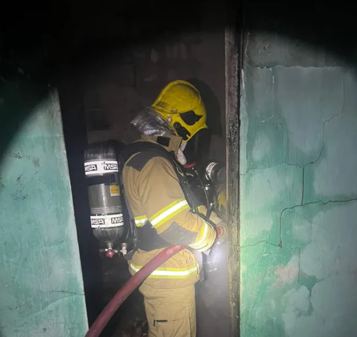 criança de dois anos morre carbonizada em incêndio após ser deixada sozinha em casa pelos pais, na paraíba