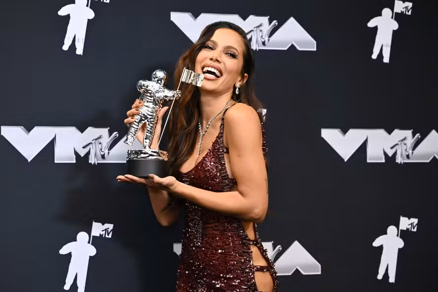 108443172 brazilian singer anitta poses in the pressroom with the best latin award for mil veces dur