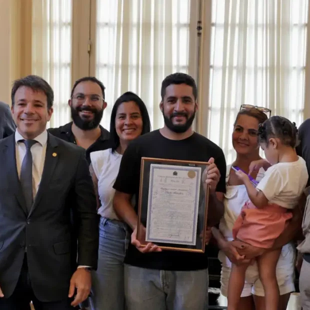 motoqueiro implante braco menino