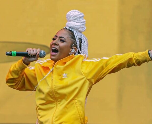 lourena durante o lollapalooza 2024 a cantora teve que cancelar seu show no rock in rio 2024 1726175988206 v2 900x506