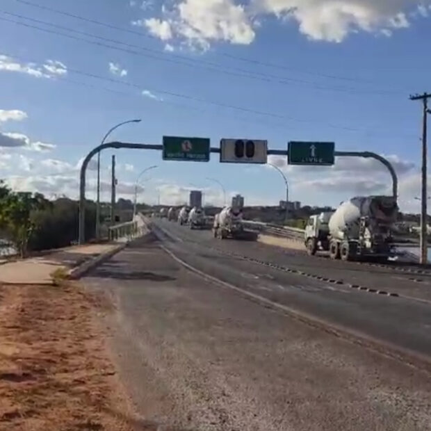 Para realizar a prova de carga, foram utilizados 10 caminhões-betoneira carregados trafegando ininterruptamente em ambos os sentidos da Ponte Honestino Guimarães | Foto: Divulgação/ Novacap