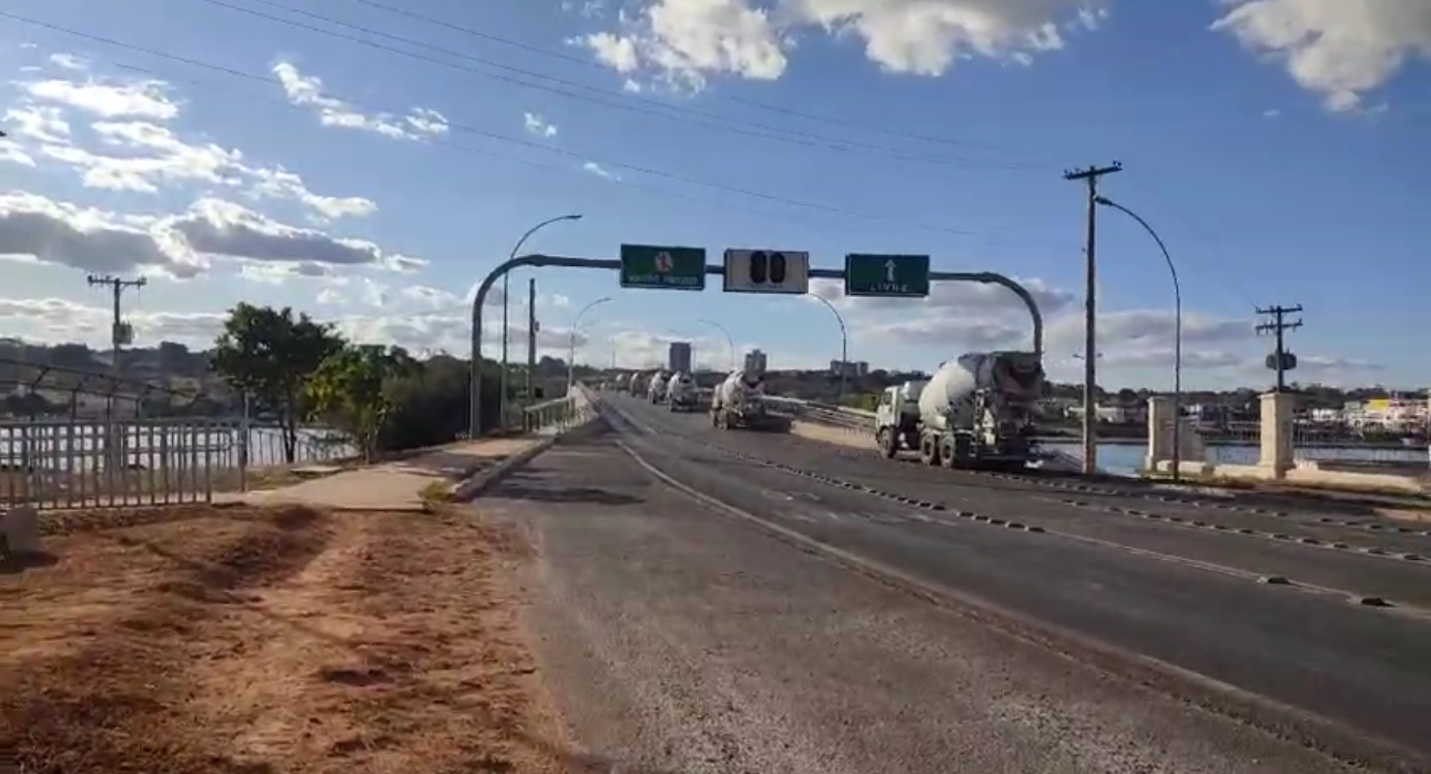 Para realizar a prova de carga, foram utilizados 10 caminhões-betoneira carregados trafegando ininterruptamente em ambos os sentidos da Ponte Honestino Guimarães | Foto: Divulgação/ Novacap