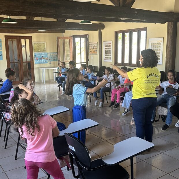 a educadora ambiental aline barreto elogiou os conhecimentos com que as crianças chegaram à esecae