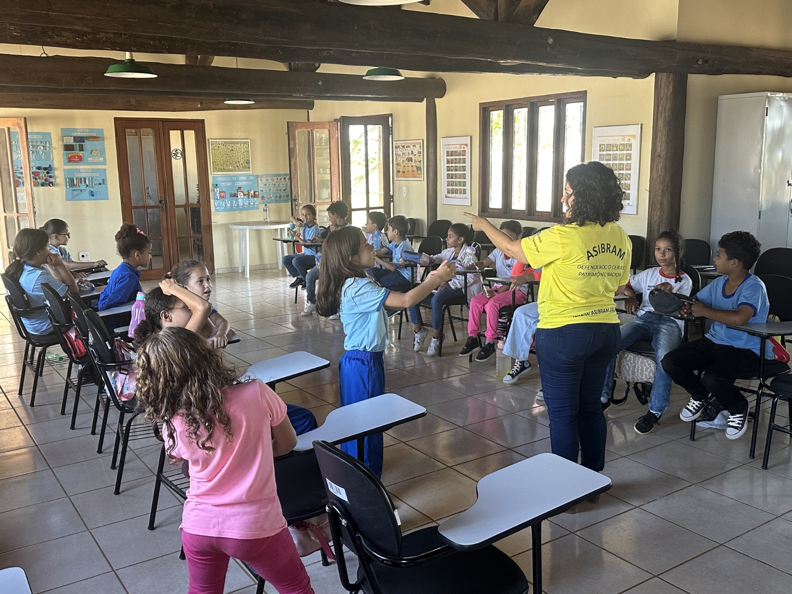a educadora ambiental aline barreto elogiou os conhecimentos com que as crianças chegaram à esecae