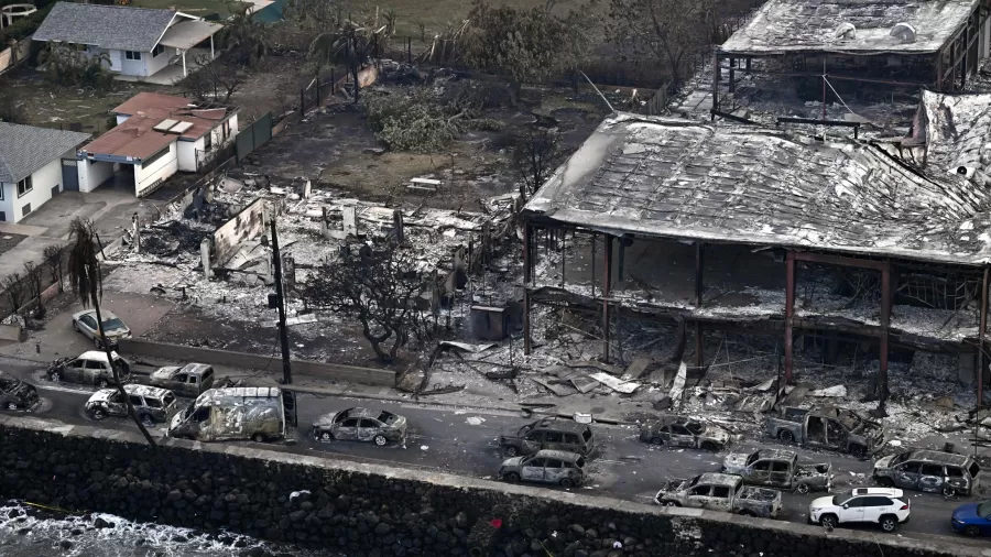 uma imagem aerea tirada mostra casas carros e edificios destruidos e queimados em lahaina apos incendios florestais no oeste de maui havai 1691698511272 v2 900x506.jpg