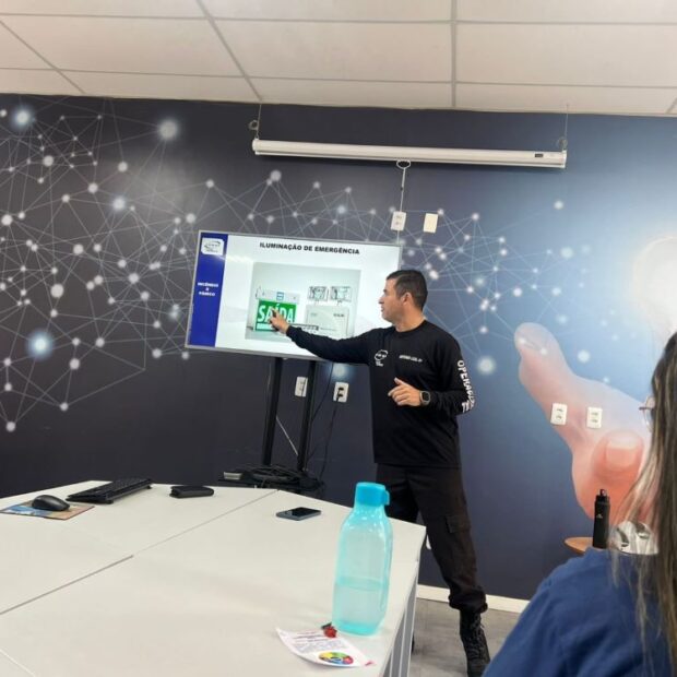 o curso de primeiros socorros e prevenção de incêndios para as funcionárias do berçário institucional buriti foi dividido em dois módulos, cada um com quatro horas de duração