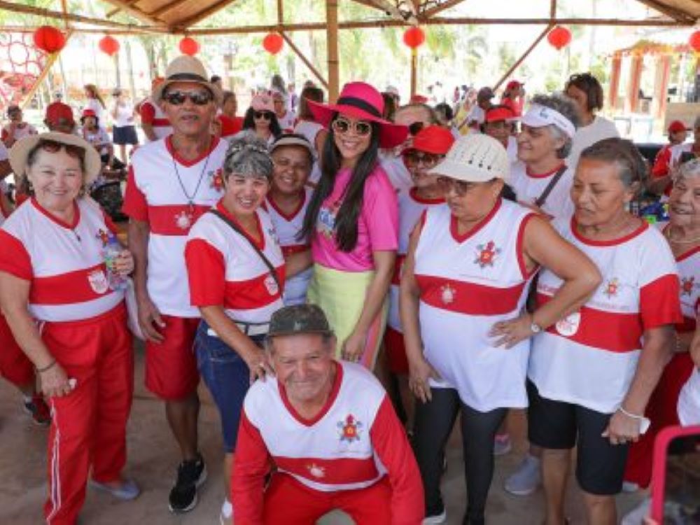 idosos na praia