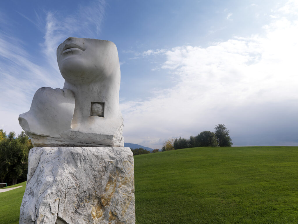 Eroi di Luce, de Igor Mitoraj, em Ca'del Bosco/ Divulgação. Crédito: Massimo Listri