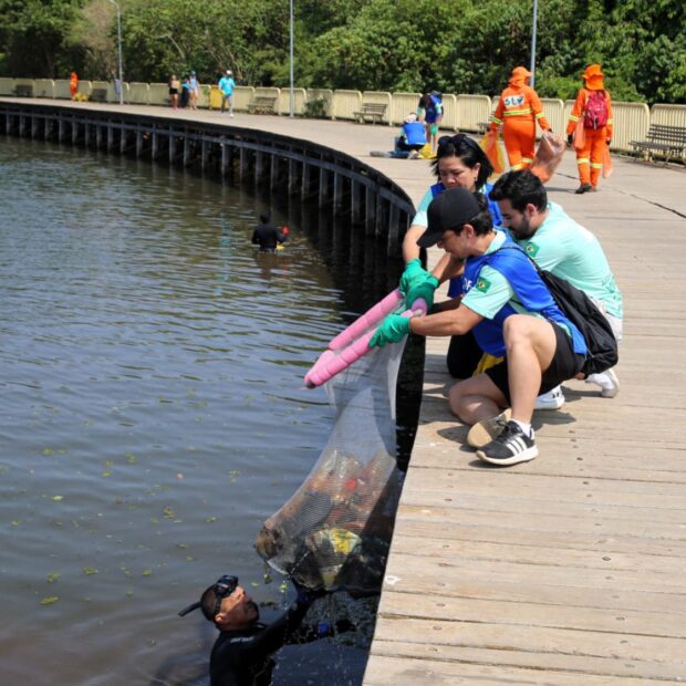 material sendo recolhido no lago paranoa