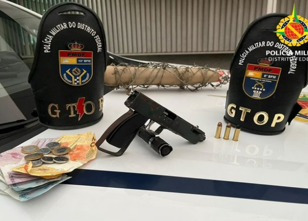 homem mascarado invade supermercado